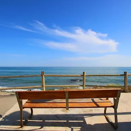 Cosy Beach Side Overlooking The Pool *
